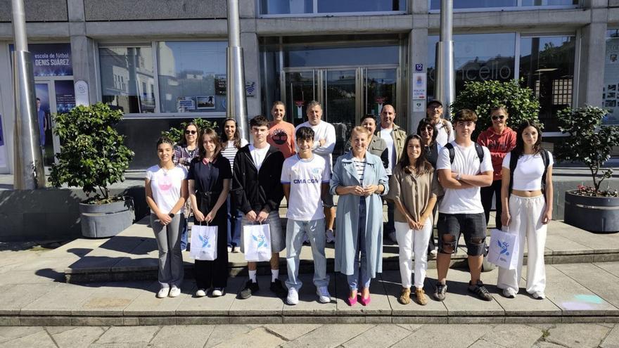 O alumnado de intercambio, na súa recepción por parte da corporación municipal. | // D.P.