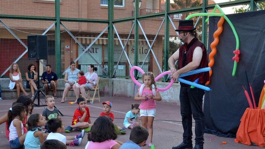 &quot;Cuentaglobos en la selva&quot; despide las fiestas de Santa Clara y los Lunes Infantiles con diversión y sorpresas