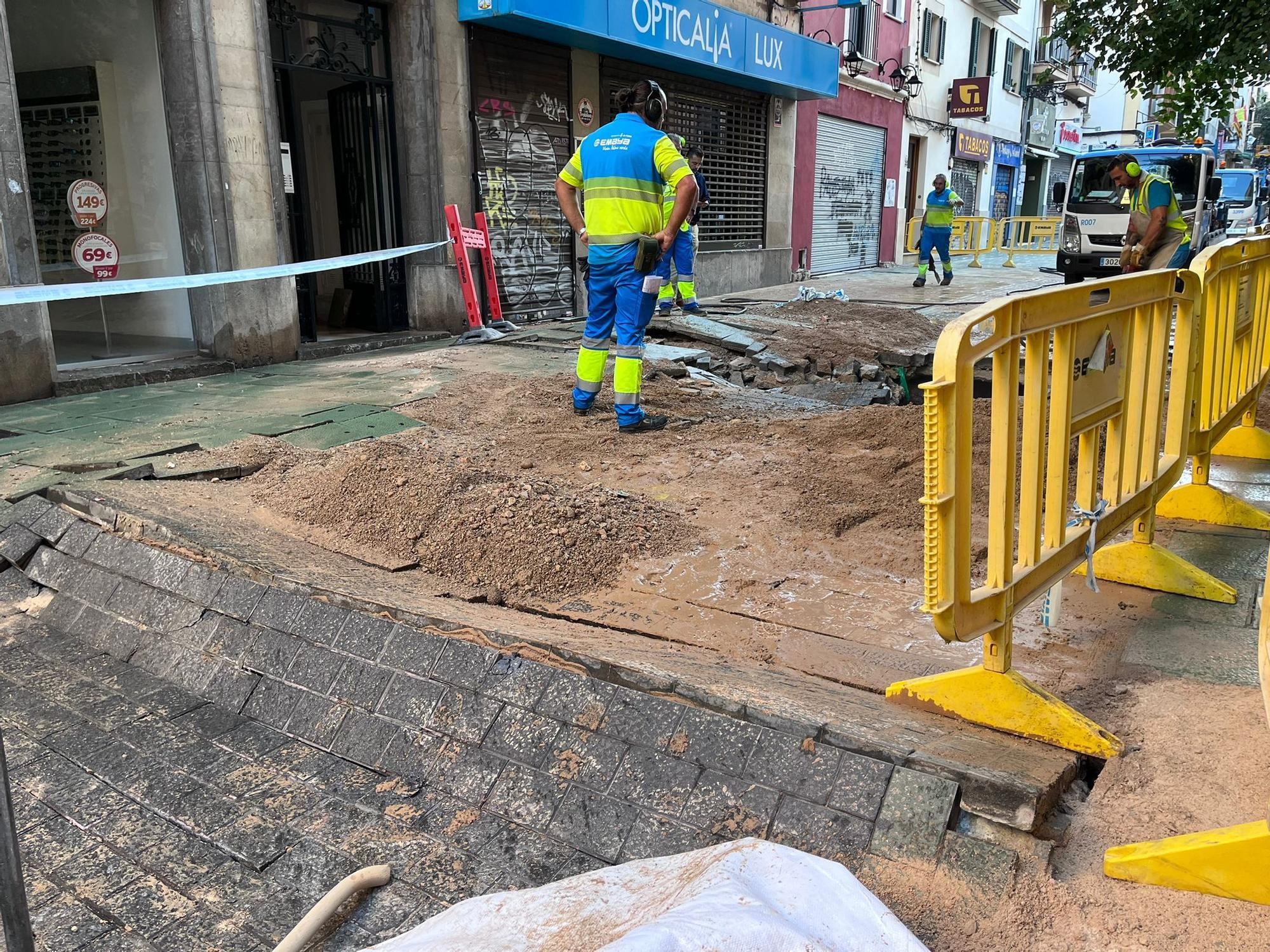 La rotura de una tubería inunda la calle Olmos