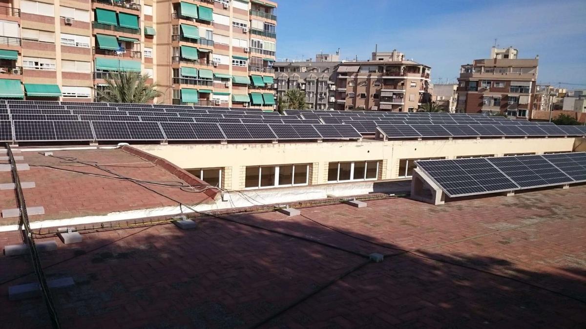 Comienzan a funcionar los paneles fotovoltaicos instalados en 33 centros públicos y que permiten la autosuficiencia energética