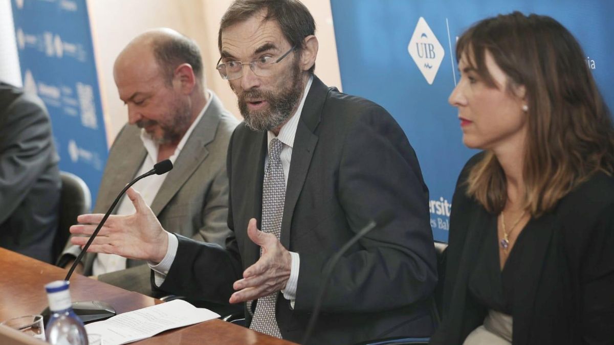 El catedrático Santiago Cavanillas ha impartido su última lección en la UIB