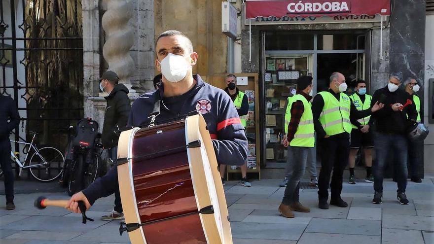 Las imágenes del pleno municipal y las protesta a la puerta del Ayuntamiento