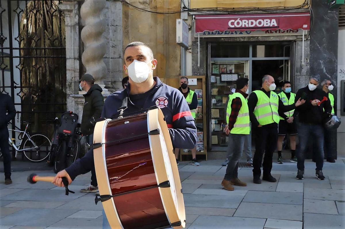 Las imágenes del pleno municipal y las protesta a la puerta del Ayuntamiento