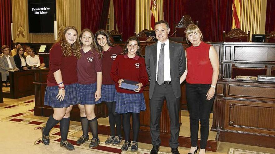 Les fronteres i la integració, a debat entre els estudiants al Parlament