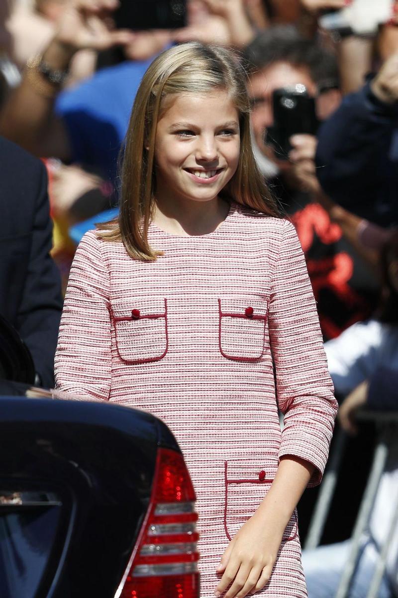 La Infanta Sofía con vestido en tonos rojos