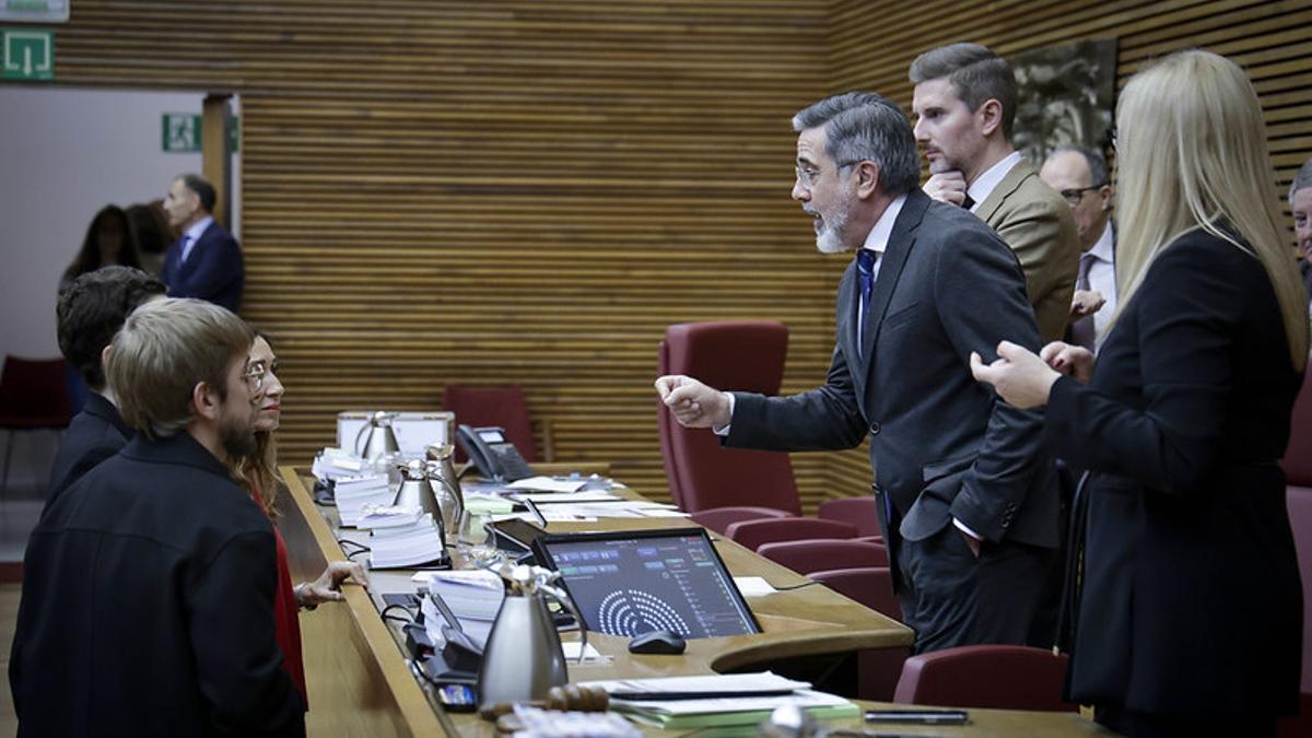 Alfredo Castelló habla con diputados de la izquierda tras la votación sobre la dimisión de Mazón.