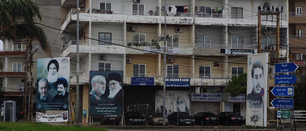 Carteles de líderes de Hizbulá e Irán en el centro de Tiro, en el sur del Líbano.