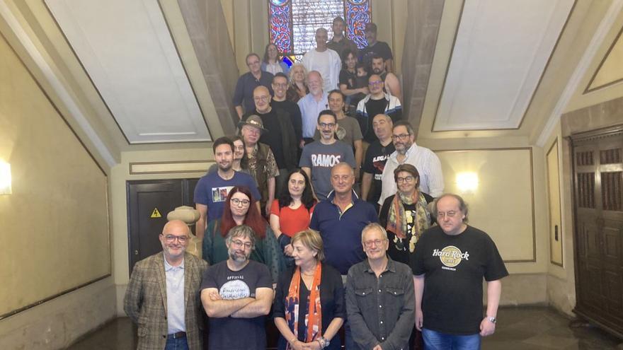 Los invitados de las Jornadas del Cómic, sus organizadores y la alcaldesa de Avilés, en el centro, en la primera fila de la escalera del Ayuntamiento. | S. F.