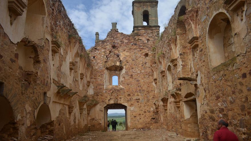 Poesía y música alzan la voz de la cultura en San Román del Valle, que celebra su festival &quot;Dulces ruinas&quot;