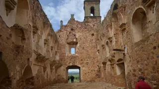 Poesía y música alzan la voz de la cultura en San Román del Valle, que celebra su festival "Dulces ruinas"