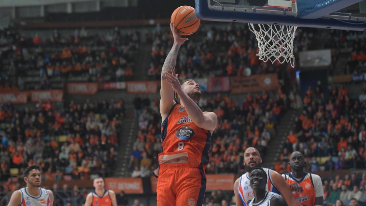Dino Radoncic entra a canasta en el Leyma-Alicante.