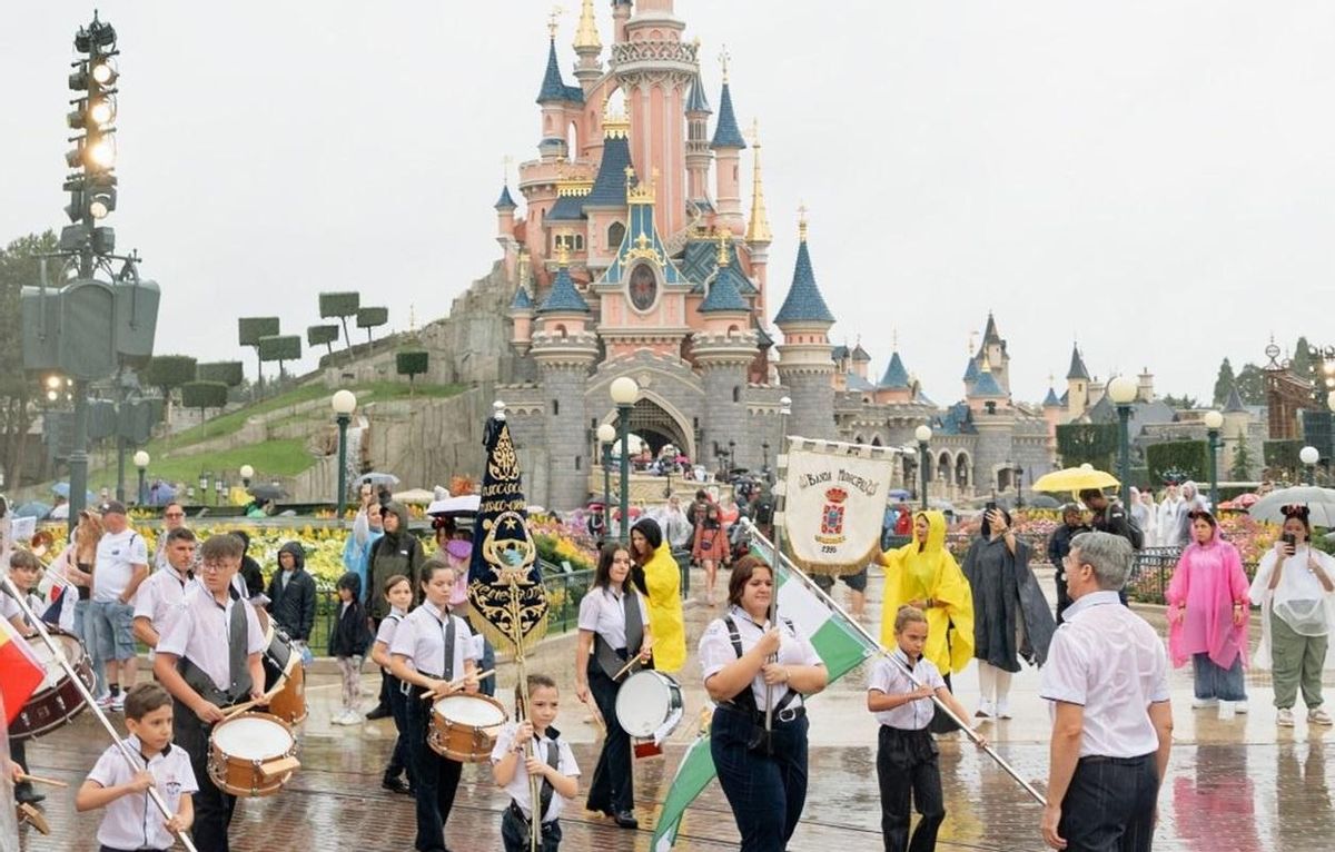 La lluvia no impidió la actuación de la banda de música de Villa del Río por la calle principal de Disneyland París.