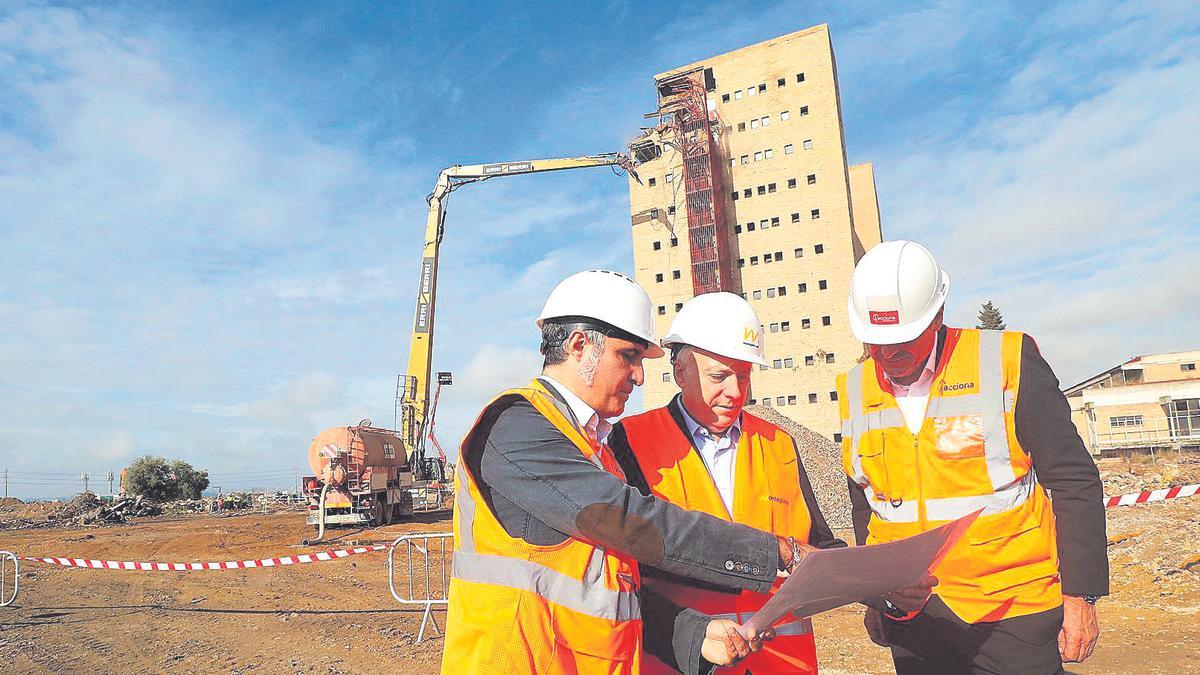 El consejero de Fomento, Octavio López (en el centro), de visita en unas obras.