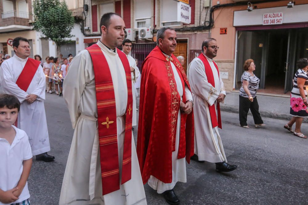 La ciudad sale a la calle para acompañar a las reliquias