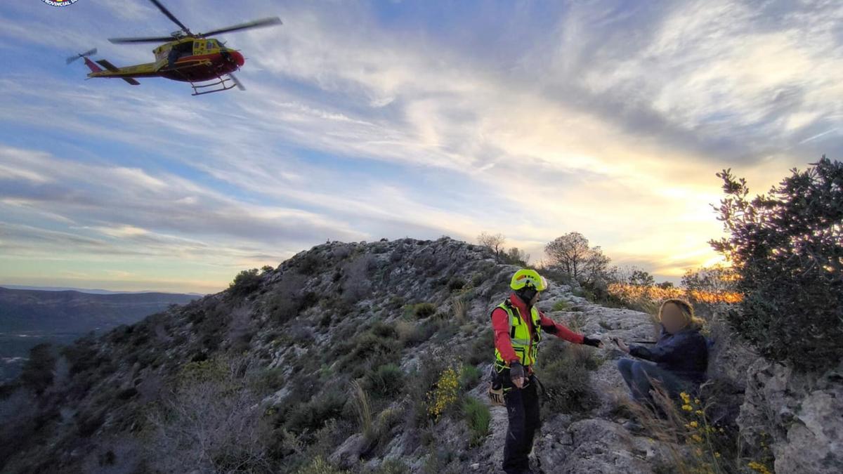 La mujer accidentada en la montaña de Xàtiva fue rescatada con un helicóptero.
