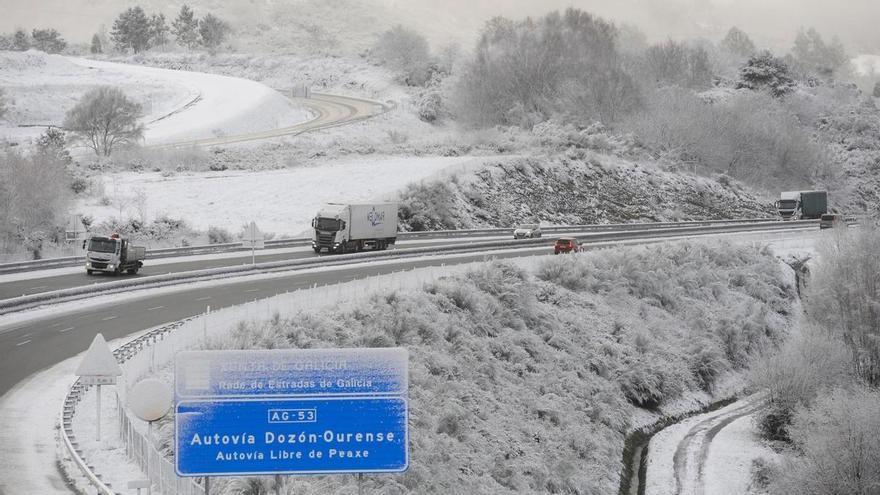 La primera nevada del invierno complica el tráfico y deja sin clase a 7.200 alumnos