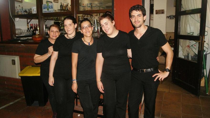 Parte del equipo de Elena Tapeo-Bar.