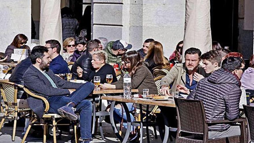 A l&#039;estiu les terrasses dels bars i restaurants s&#039;omplen de gent.