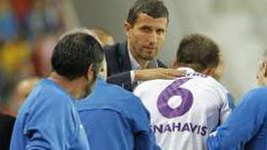 Javi Gracia consuela a Camacho tras su lesión.