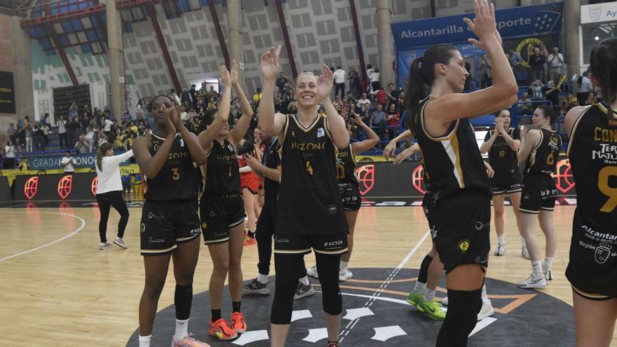 Las jugadoras del Hozono Jairis, celebrando el último triunfo en casa. | ISRAEL SÁNCHEZ