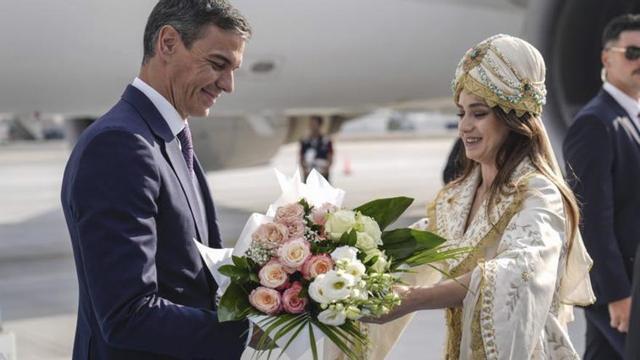 El protocolo turco tenía preparado un ramo de flores para Begoña Gómez en Ankara.