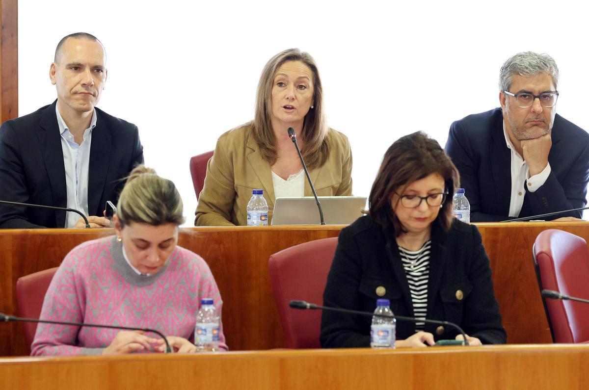 La presidenta del PP de Vigo, Luisa Sánchez, junto a los ediles Fernando G. Abeijón y Miguel Martín en un pleno municipal