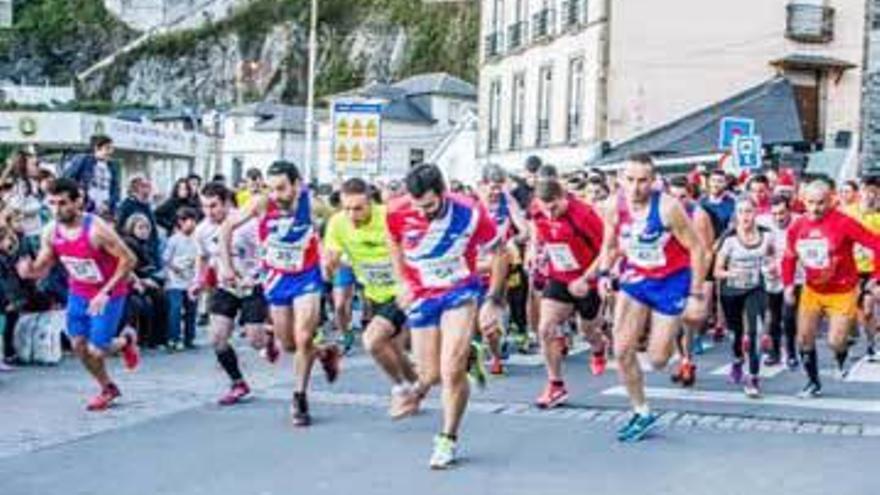 Salida de la pasada edición de la carrera de Luarca.