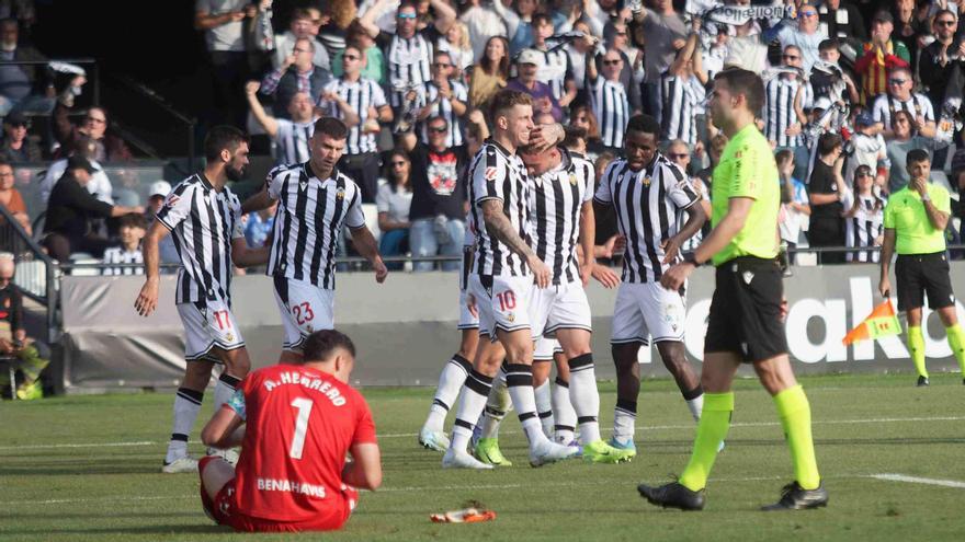Los jugadores del Castellón celebran uno de los dos goles marcados ante el Málaga en la primera vuelta.