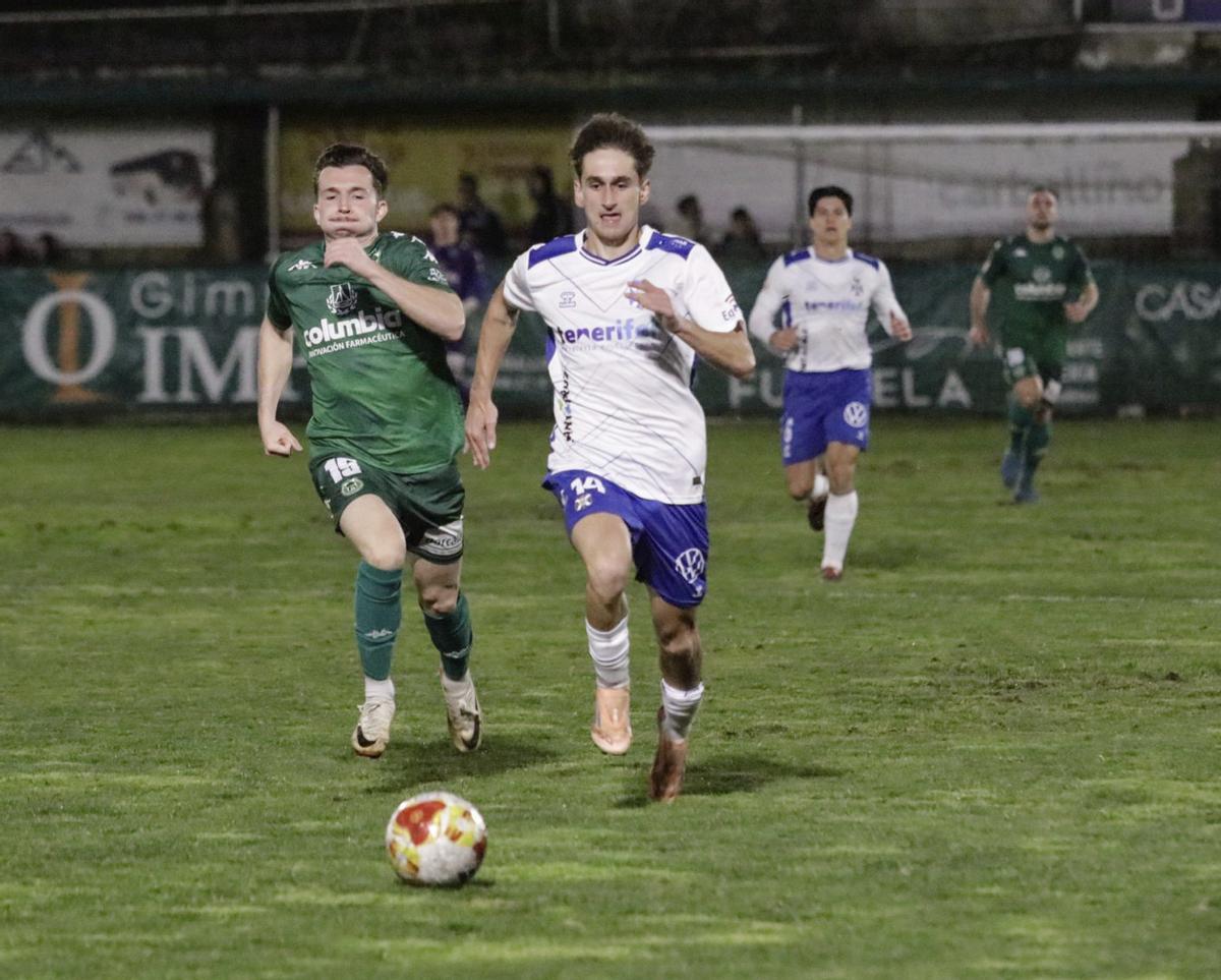 Noel López corre tras el balón durante el partido del sábado.