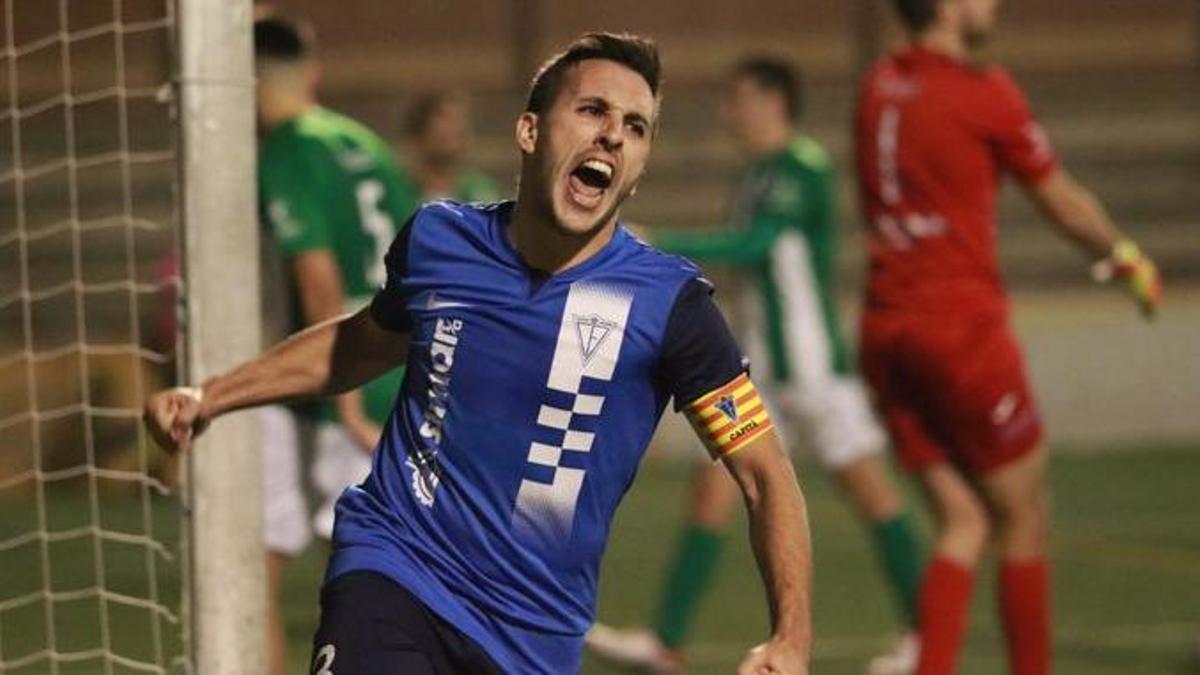 El central manresà Sergi Solernou, el capità dels blaus, celebra un dels tres gols dels igualadins