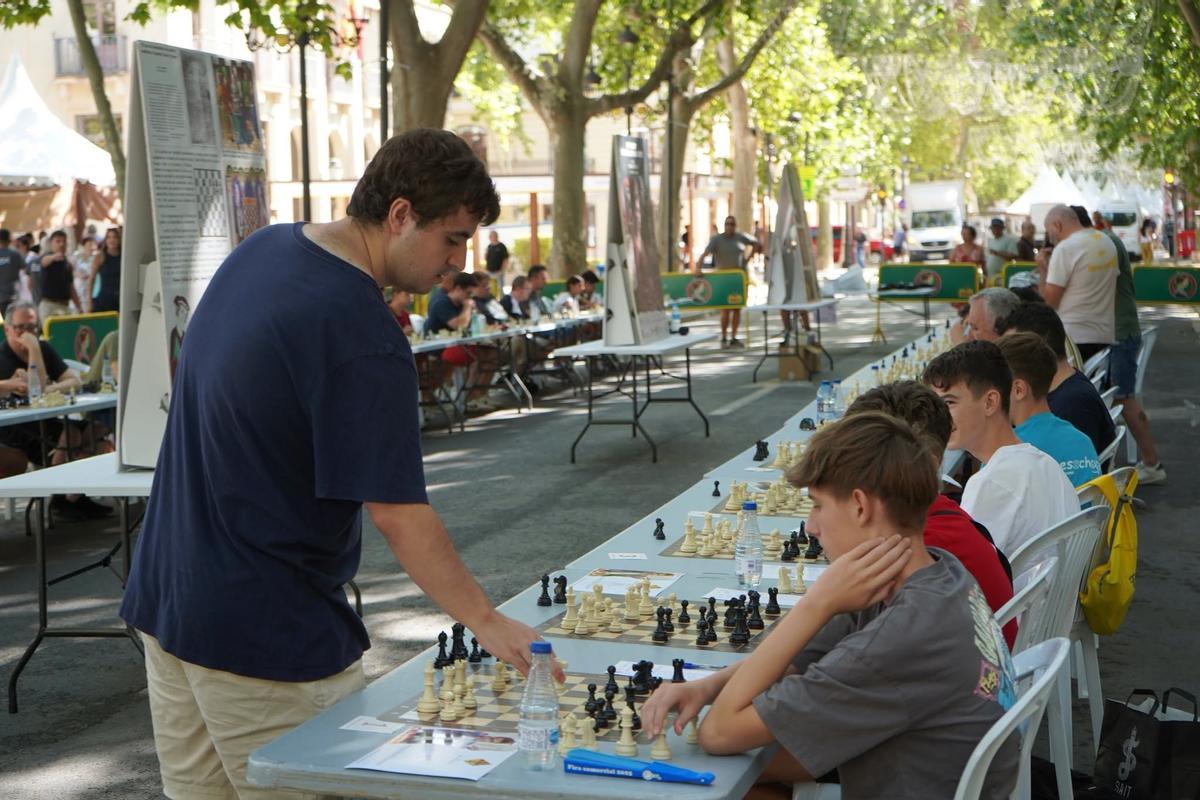 El campeón de ajedrez rápido se mide a más de 40 jugadores en el Real de la Fira.