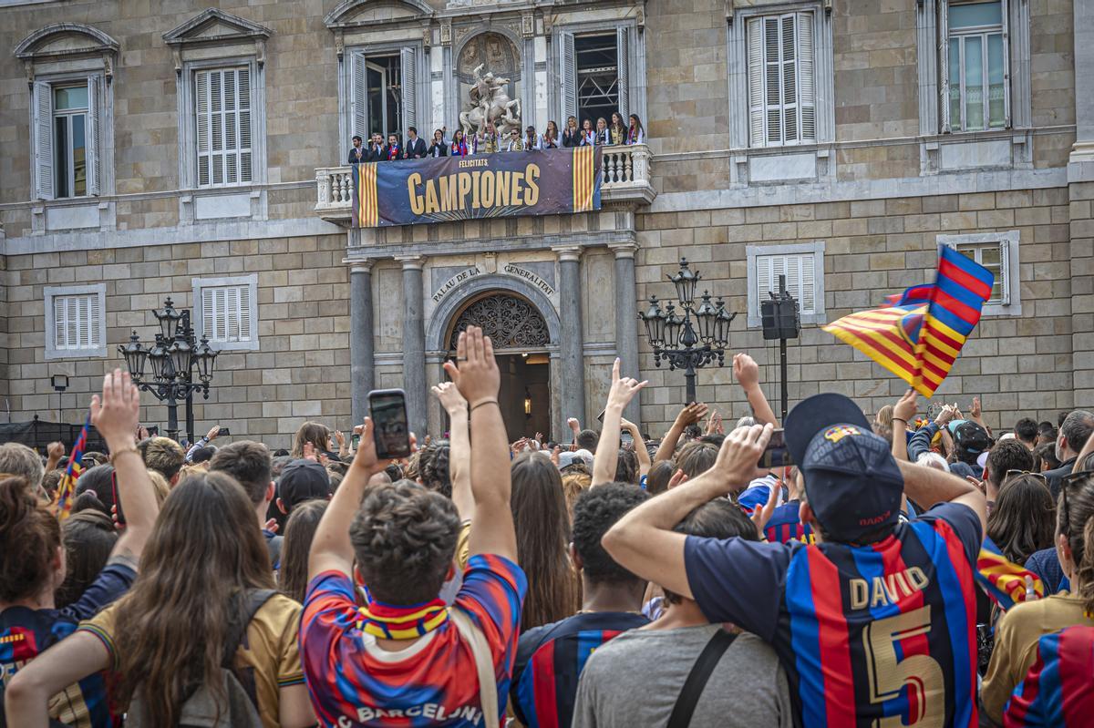 El Barça femenino celebra su Champions en la plaça Sant Jaume