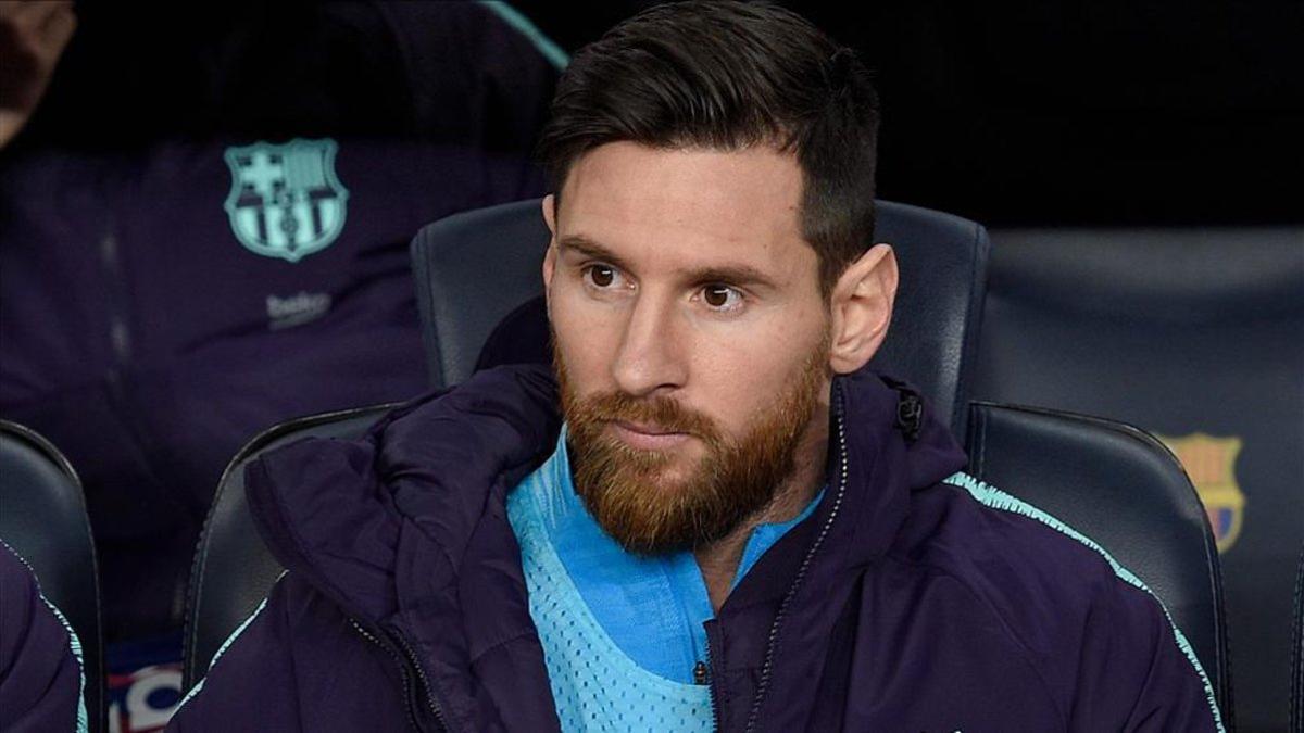 Messi está siguiendo el partido desde el banquillo