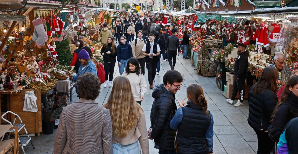 Feria navideña de Santa Llúcia en la Avinguda de la Catedral