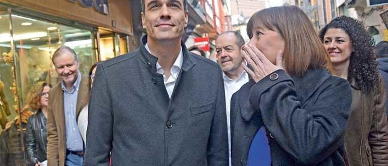 Pedro Sánchez junto a Armengol, paseando por Palma, en la campaña del 20-D.