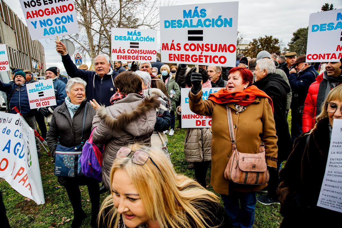 Un momento de la concentración esta mañana en Moncloa