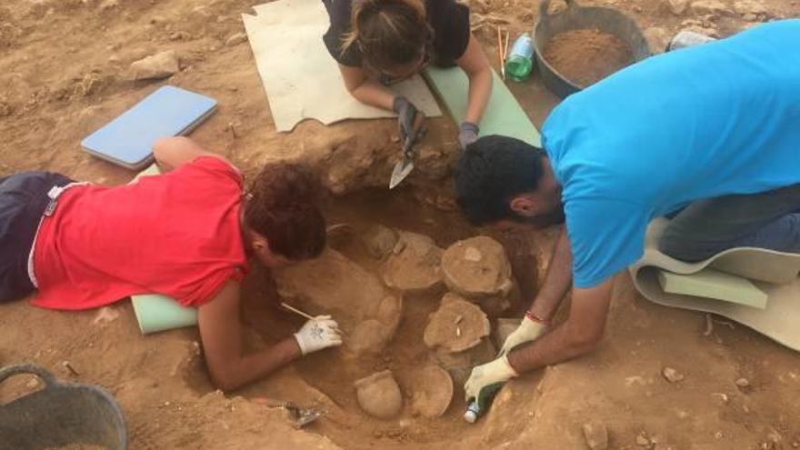 Arqueòlegs treballant sobre les estructures funeràries en el moment de ser desenterrades.