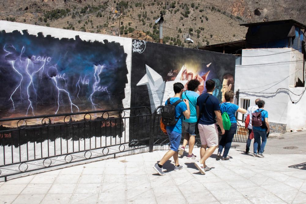 Más de doscientos murales en homenaje a Miguel Hernández engalanan el barrio de San Isidro de Orihuela