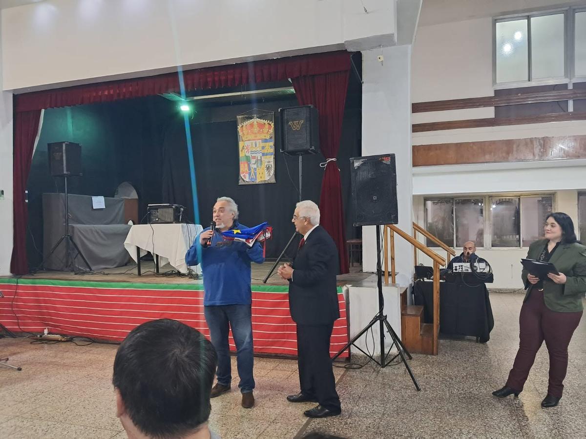 Néstor Seijas recibe las banderas de la Junta.