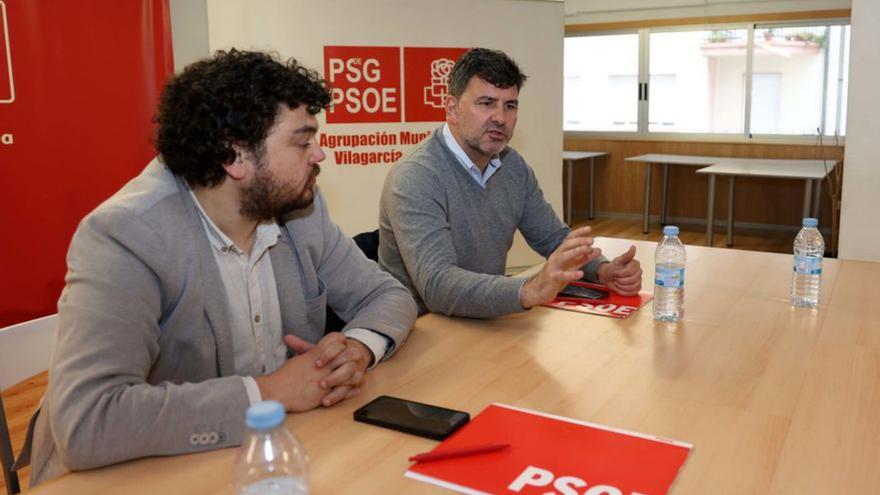 El eurodiputado Nicolás González y el secretario general del PSOE de Vilagarcía, Julio Torrado, ayer en la sede de la calle Castelao