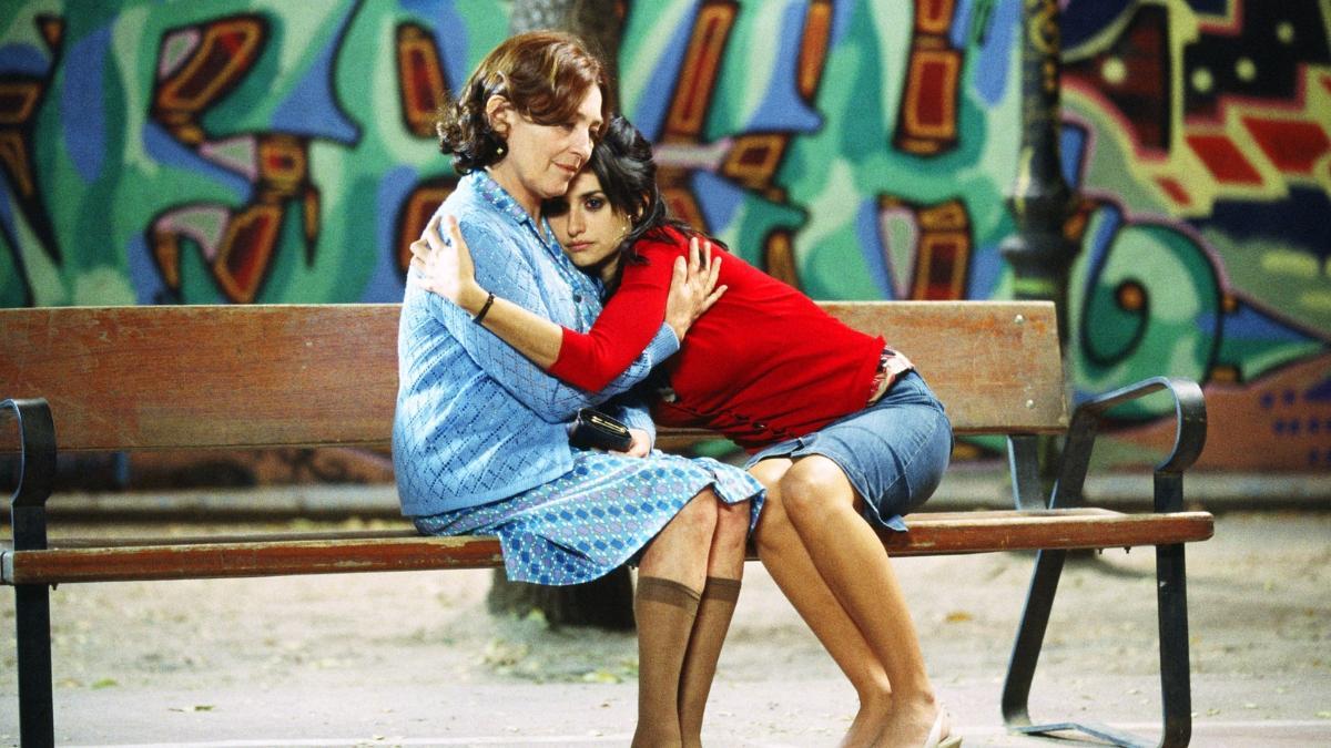 Fotograma de Carmen Maura y Penélope Cruz en 'Volver'