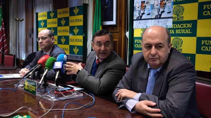 Desde la izquierda, Javier Prieto, Gabino Carro y Feliciano Ferrero, en la presentación del ciclo.