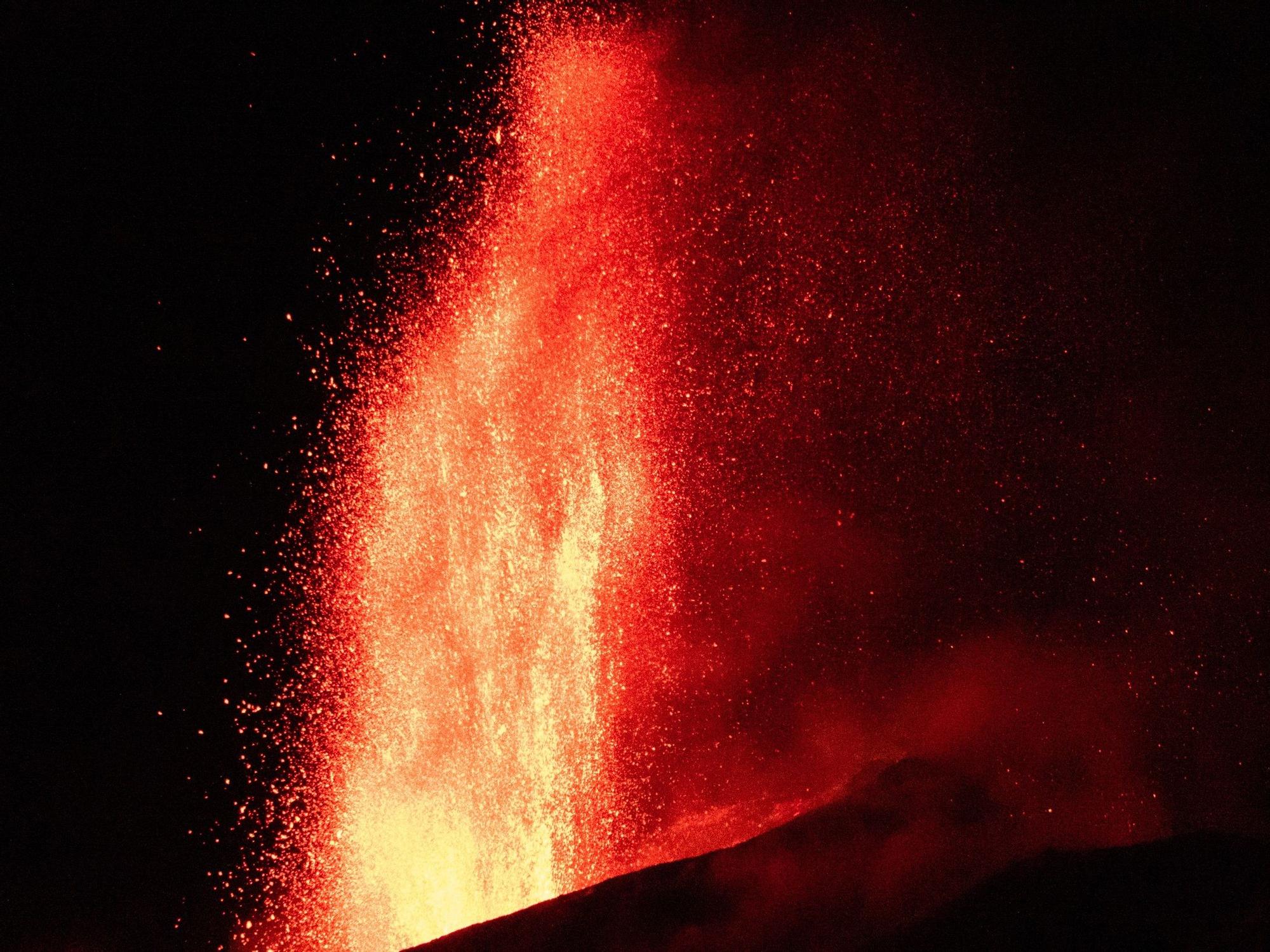 El volcán de La Palma en todo su esplendor durante la noche