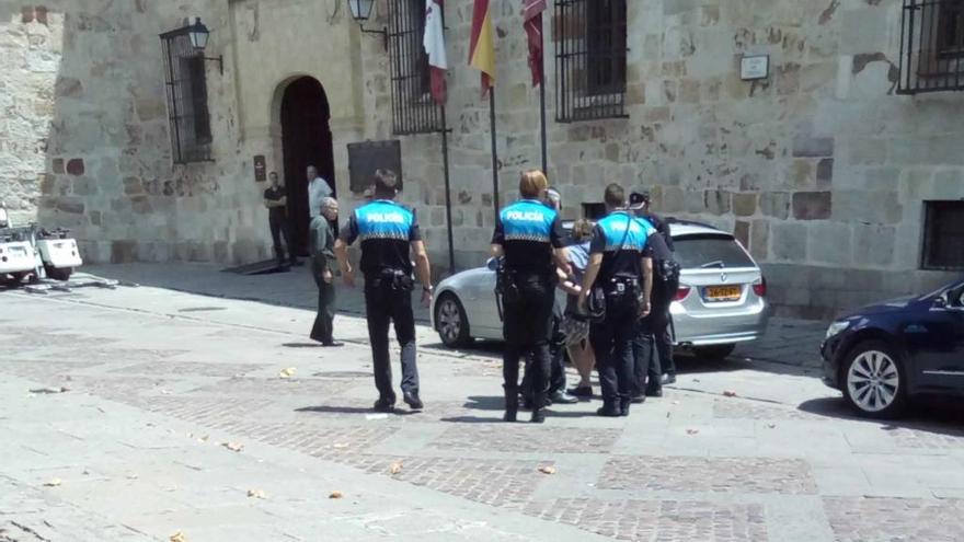 Zamora: Acaba detenido por empeñarse en aparcar en el Parador de Turismo