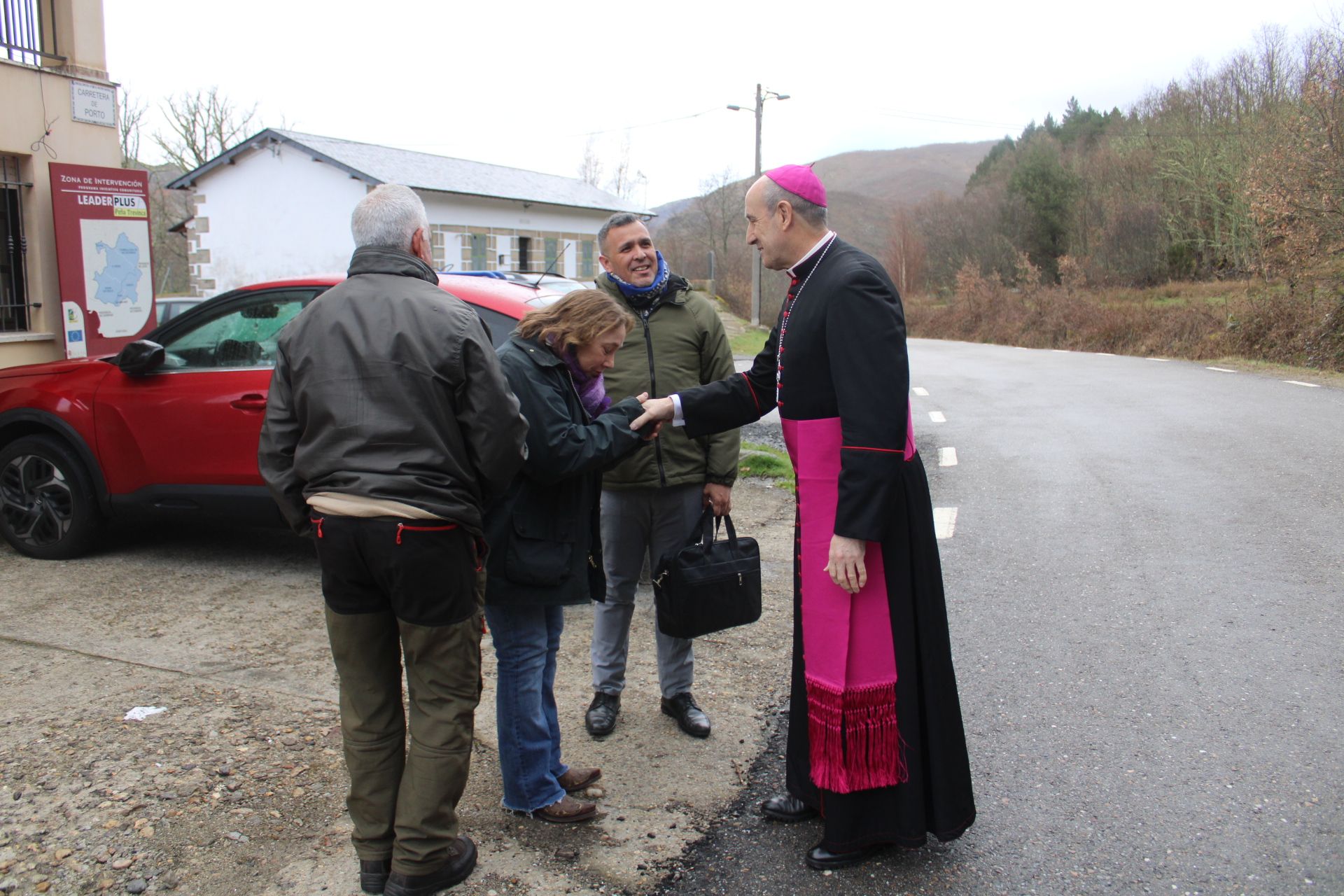 GALERÍA | El obispo visita Villanueva de la Sierra y As Hedradas