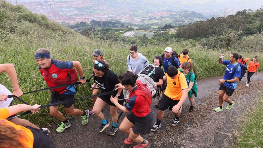 José Luis Capitán, el exatleta con ELA que cumplió su sueño de volver a subir al Naranco arropado por centenares de estudiantes: "Me hace mucha ilusión, yo entrenaba aquí"