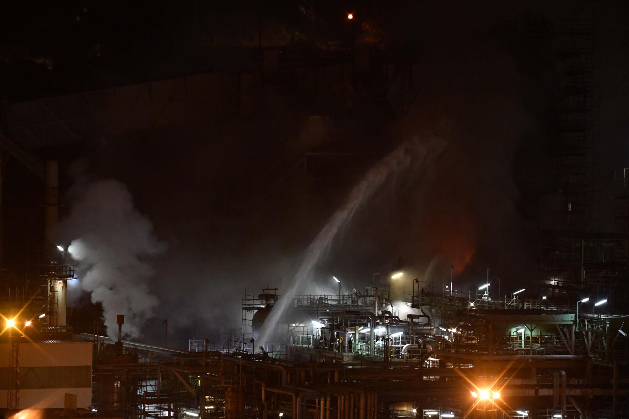 Fuego en la refinería de A Coruña