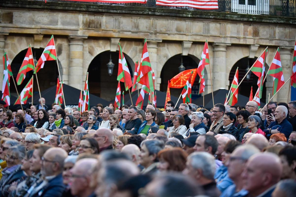 Ikurriñas en el cierre de campaña de EH Bildu en la Plaza Nueva de Bilbao.