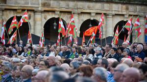 Decenas de personas durante el cierre de campaña de Euskal Herria Bildu (EH Bildu), en la Plaza Nueva, a 19 de abril de 2024, en Bilbao, Vizcaya, País Vasco (España).