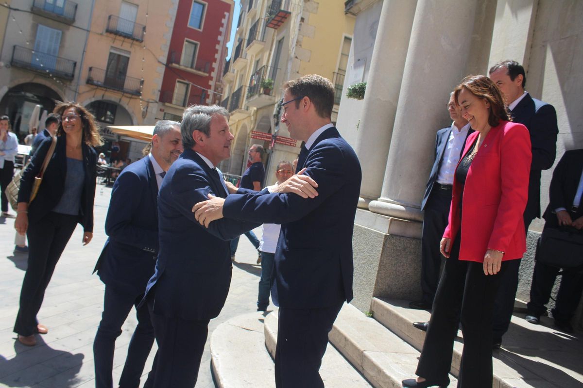 L'alcalde Jordi Masquef rebent el Secretari d'Estat José Antonio Santano davant l'Ajuyntament.